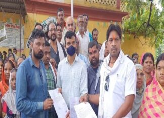 बरसते पानी में आए एल्डरमैन मुकेश रामटेके एवं नगरवासी पट्टा वितरण मांग को लेकर एसडीएम कार्यालय पहुंच ज्ञापन सौंपा