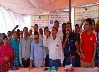 आज से प्रारंभ गरियाबंद जिला में छत्तीसगढ़ कर्मचारी अधिकारी फेडरेशन अनिश्चित कालीन हडताल पर बैठे गांधी मैदान में ।