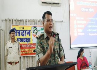 गरियाबंद पुलिस द्वारा जिले के समस्त स्कूली बस एवं व्यवसायिक बसों के चालक/परिचालक का कराया नेत्र जांच पुलिस अधीक्षक द्वारा यातायात नियमों के संबंध में लोगो को किया जागरूक ।