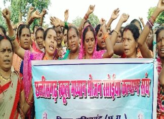 मध्यान्ह भोजन रसोईया कल्याण संघ जिला गरियाबंद में आज कलेक्टर घेराव किया गया