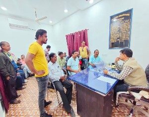 मंदिर प्रांगण में अवैध अतिक्रमण की शिकायत लेकर नगर पालिका परिषद गरियाबंद पहुंचे नगर वासी