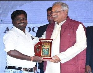 सीएम भूपेश बघेल के हाथों पत्रकार टी एल सिन्हा का हुआ सम्मान