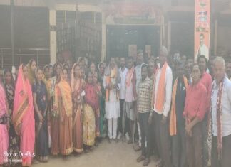 नवनिर्वाचित विधायक रोहित साहू को ग्राम पंचायत कस के ग्रामीणों निवास में मुलाकात कर दिया जीत की बधाई ,,,सरपंच रविद्र ध्रुव,,,