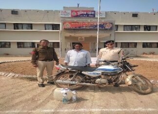 स्कूली बच्चों को मोहरा बनाकर पैसो का लालच देकर अवैध महुआ शराब का तस्करी करने वाला चढ़ा पुलिस के हत्थे ।