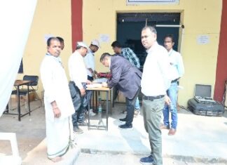 आगामी लोकसभा चुनाव में उपयोग होने वाले ईवीएम और वीवीपीएटी मशीनों का फर्स्ट लेवल चेकिंग जारी इंजीनियरों द्वारा राजनीतिक दलों की उपस्थिति में किया जा रहा है मशीनों का एफएलसी