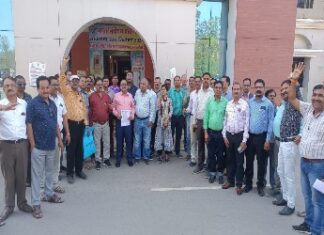 मोदी की गारंटी पूरा होने के इंतजार में कर्मचारी, ध्यानाकर्षण के लिए एक दिवसीय आंदोलन कर सौंपा ज्ञापन