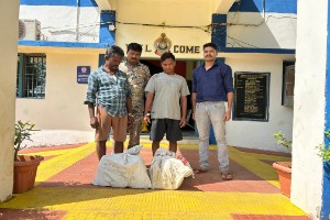 गरियाबंद पुलिस द्वारा दो अलग-अलग मामलों में कुल 26 लीटर शराब के साथ दो आरोपियों को किया गया गिरफ्तार।