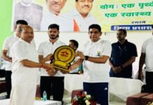 अंतर्राष्ट्रीय योग दिवस मंत्री टंक राम वर्मा के साथ जिलेवासियों ने किया सामुहिक योगाभ्यास