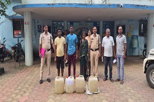 गरियाबंद पुलिस द्वारा अवैध शराब के तीन अलग-अलग मामलों में 71 लीटर कच्ची महुआ शराब के साथ एक महिला सहित तीन आरोपी को किया गया गिरफ्तार।