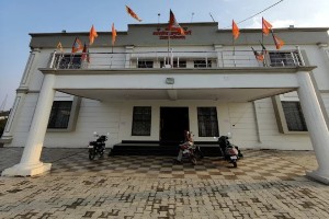 आक्रोश, विरोध करते बीजेपी कार्यकर्ताओं ने लगाया आरोप बिना सूचना दिए किए चुनाव