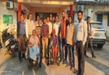 जरूरतमंद दो बुजुर्गों को मिली व्हीलचेयर, जनपद सदस्य भीम निषाद की सराहनीय पहल