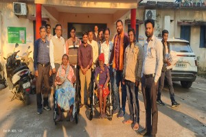जरूरतमंद दो बुजुर्गों को मिली व्हीलचेयर, जनपद सदस्य भीम निषाद की सराहनीय पहल