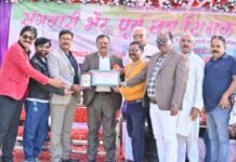 वर्षों बाद गले मिले गुरु–शिष्य, स्कूल की दहलीज पर फिर जिए सुनहरे दिन