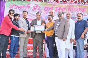 वर्षों बाद गले मिले गुरु–शिष्य, स्कूल की दहलीज पर फिर जिए सुनहरे दिन