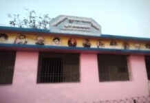 स्कूल में शिक्षक का तानाशाही रवैया बच्चे को पीटा, मोबाइल के नाम पर गरीब परिवार पर दबाव