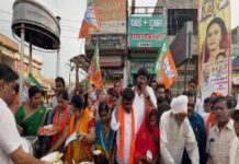 झालमुड़ी का स्वाद, जीत का जश्न गरियाबंद में कार्यकर्ताओं ने मनाई